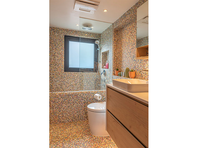 香港浴室翻新師傅施工與工藝質量示意