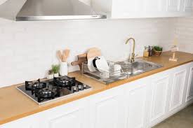 香港廚房備餐區位於水槽與爐頭之間示意